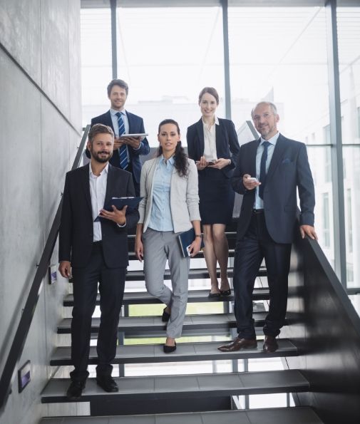 Equipo de profesionales de negocios en una oficina moderna.